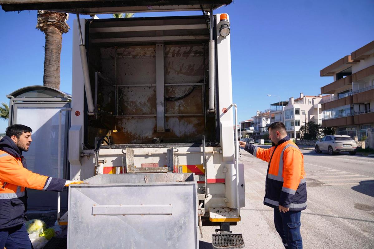 07-2 Ayvalık’ta Konteynerler Dezenfekte Ediliyor