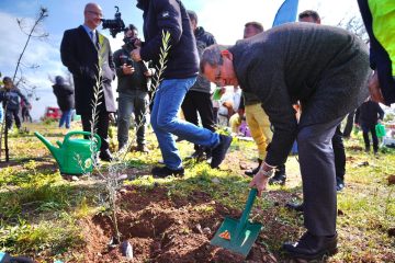 07_1201x800-360x240 Ayvalık'ta Geleceğe Nefes: 150 Fıstık Çamı Toprakla Buluştu