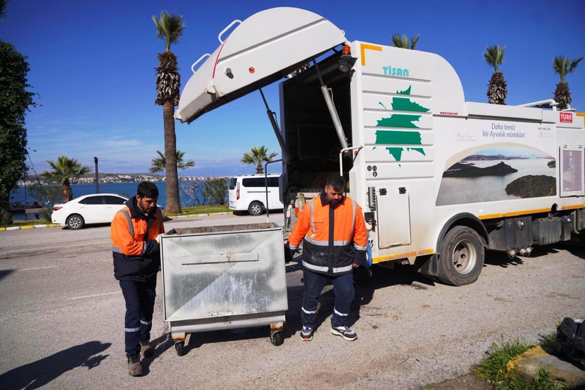 08-2 Ayvalık’ta Konteynerler Dezenfekte Ediliyor