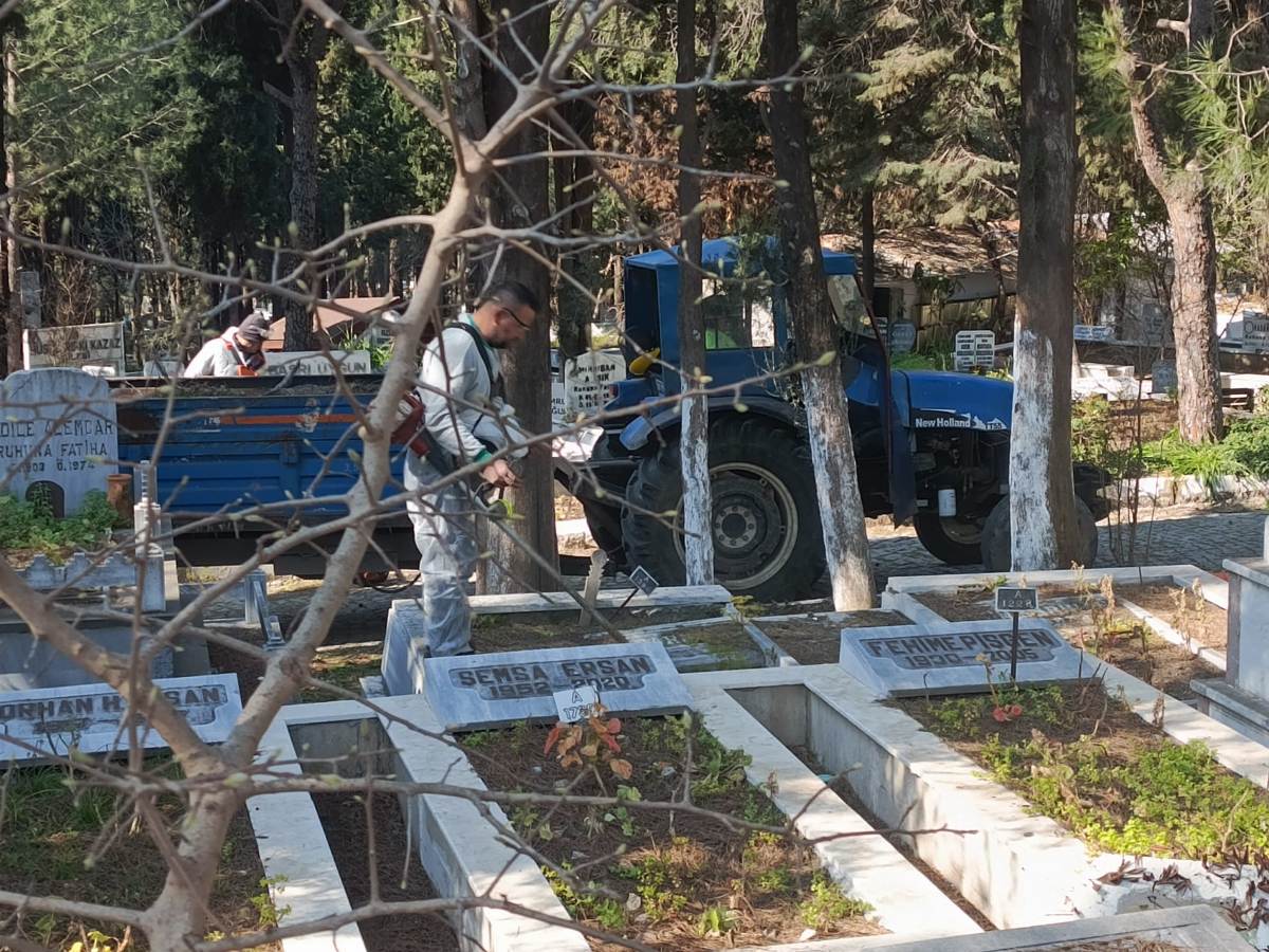 08-5 Ayvalık’ta Mezarlıklar Bayrama Hazırlandı