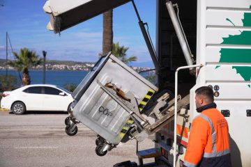 09-1-360x240 Ayvalık’ta Konteynerler Dezenfekte Ediliyor