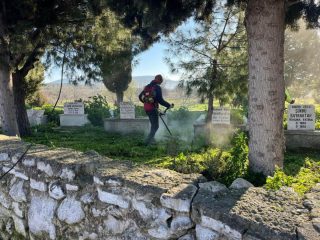09-3-320x240 Ayvalık’ta Mezarlıklar Bayrama Hazırlandı