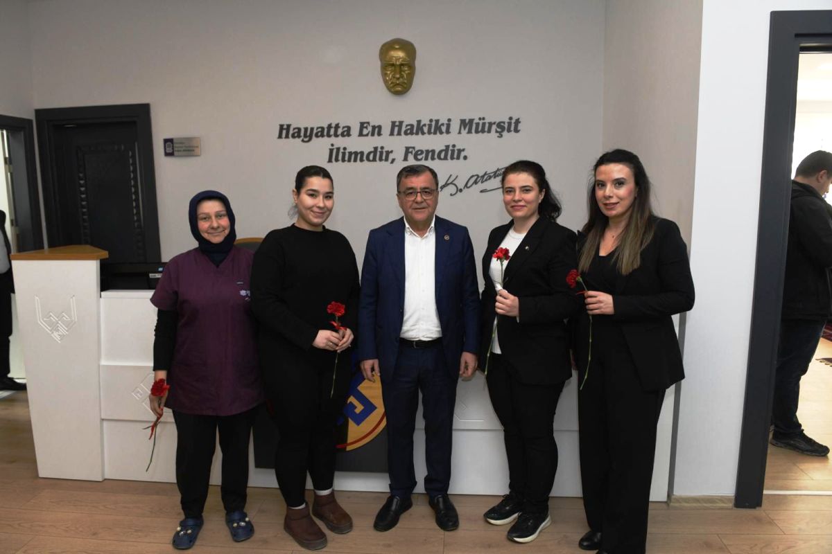 1-1-1 Altıeylül'de 8 Mart Mesaisi: Başkan Şehirli'den Kadınlara Ziyaret