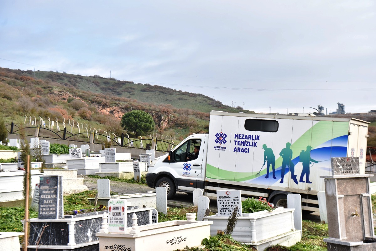 1-1-2 Altıeylül’de Mezarlıklarda Bayram Öncesi Temizlik Seferberliği