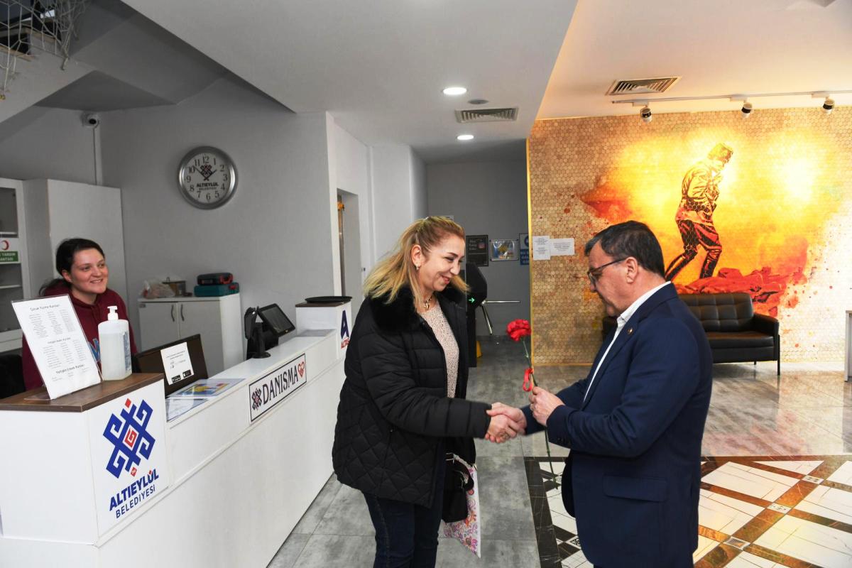 1-11 Altıeylül'de 8 Mart Mesaisi: Başkan Şehirli'den Kadınlara Ziyaret