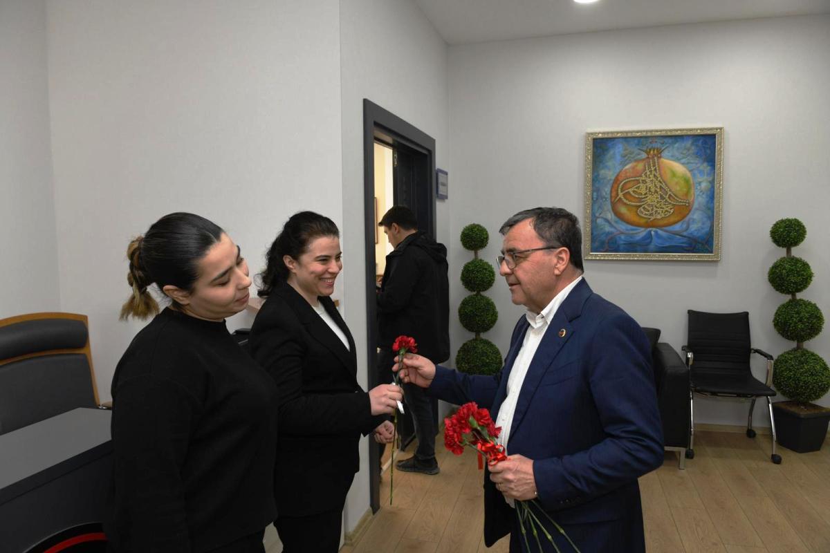 1-2-1 Altıeylül'de 8 Mart Mesaisi: Başkan Şehirli'den Kadınlara Ziyaret