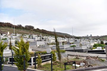 1-2-2-360x240 Altıeylül’de Mezarlıklarda Bayram Öncesi Temizlik Seferberliği