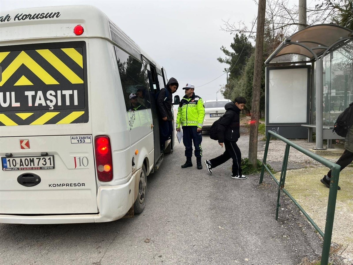1-2 Balıkesir'de Okul Çevrelerine Jandarma Kalkanı! Tam Denetim