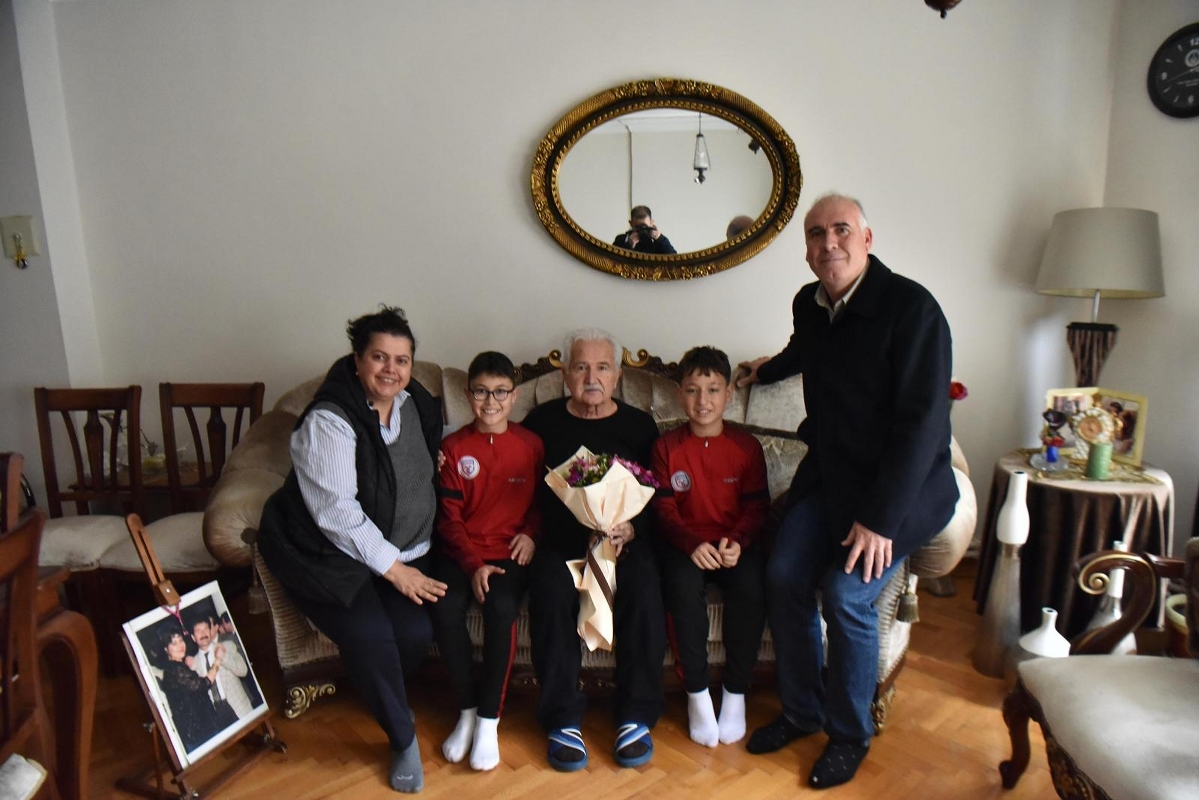 1-2_1199x800 Altıeylül'de Efsane Buluşma: Genç Sporcular Devlerle Bir Arada