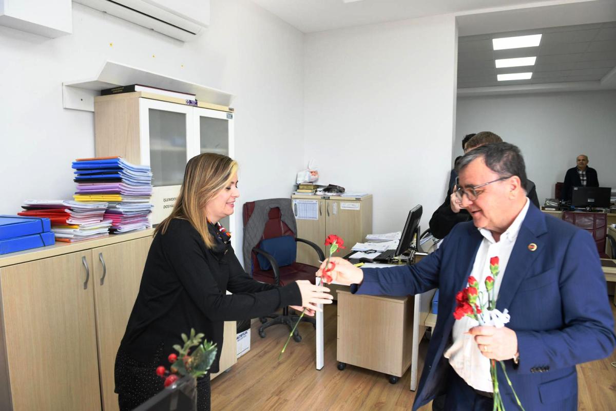 1-3-1 Altıeylül'de 8 Mart Mesaisi: Başkan Şehirli'den Kadınlara Ziyaret