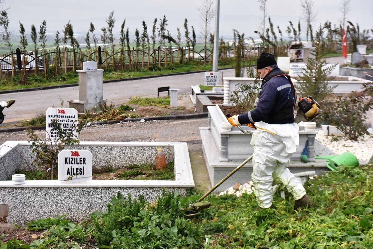 1-3-2 Altıeylül’de Mezarlıklarda Bayram Öncesi Temizlik Seferberliği