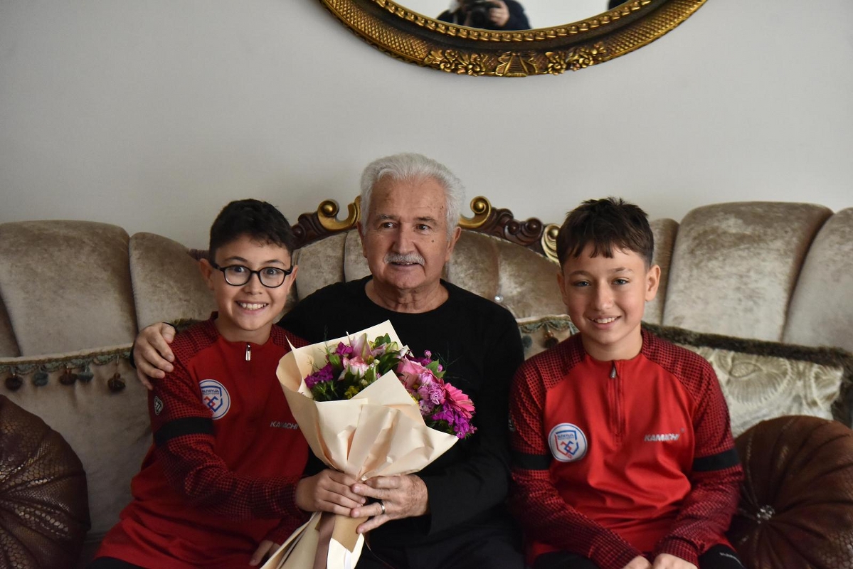 1-3_1199x800 Altıeylül'de Efsane Buluşma: Genç Sporcular Devlerle Bir Arada