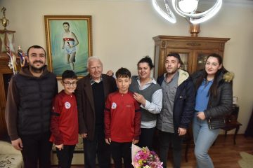 1-4_1199x800-360x240 Altıeylül'de Efsane Buluşma: Genç Sporcular Devlerle Bir Arada