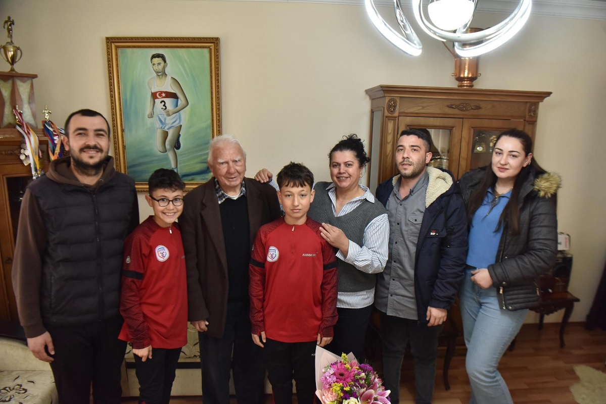 1-4_1199x800 Altıeylül'de Efsane Buluşma: Genç Sporcular Devlerle Bir Arada