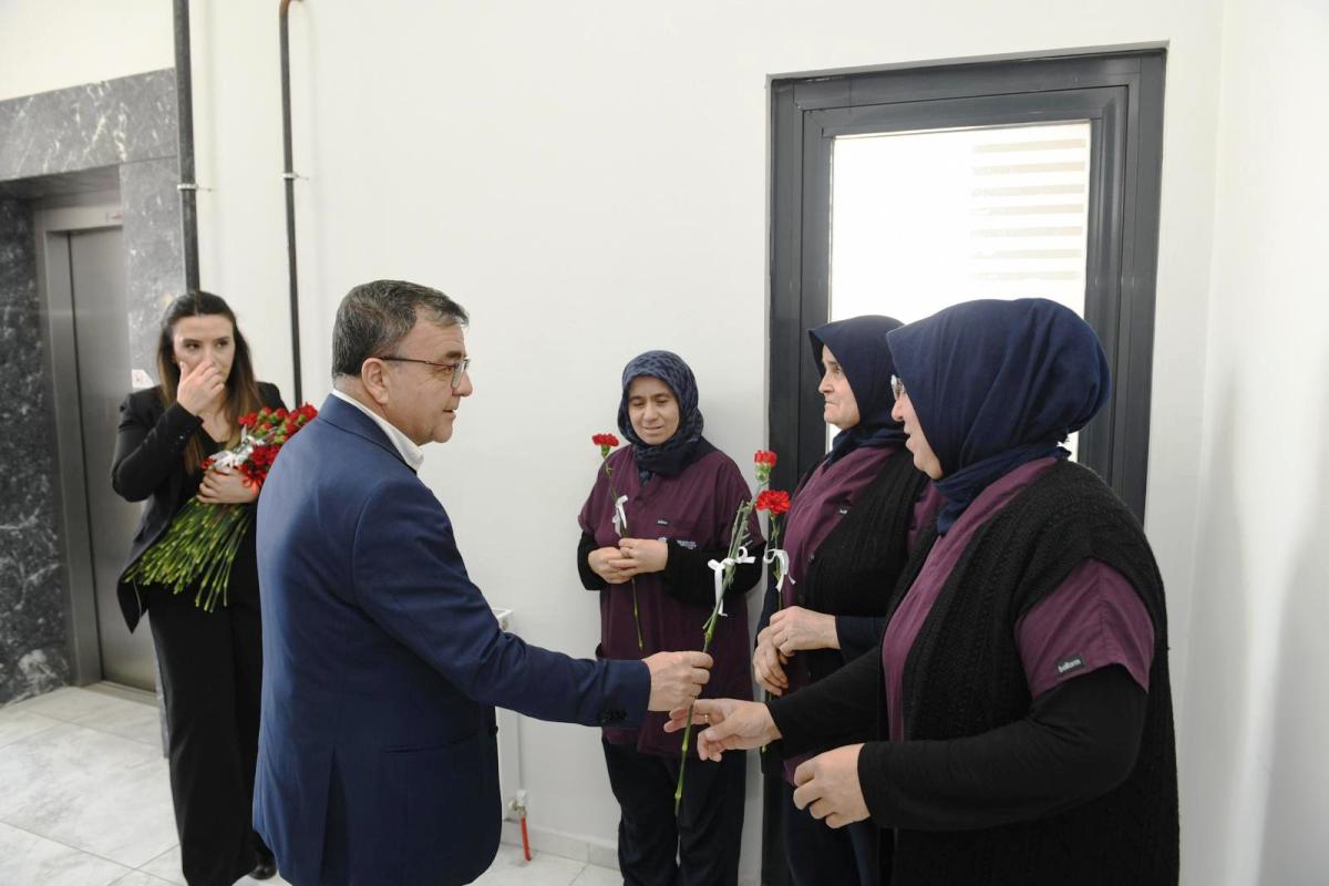 1-5 Altıeylül'de 8 Mart Mesaisi: Başkan Şehirli'den Kadınlara Ziyaret