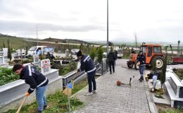 Altıeylül’de Mezarlıklarda Bayram Öncesi Temizlik Seferberliği