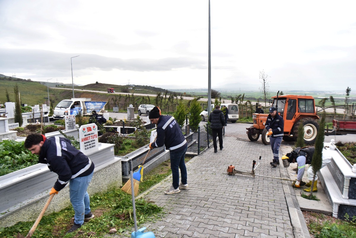 1-6-1 Altıeylül’de Mezarlıklarda Bayram Öncesi Temizlik Seferberliği