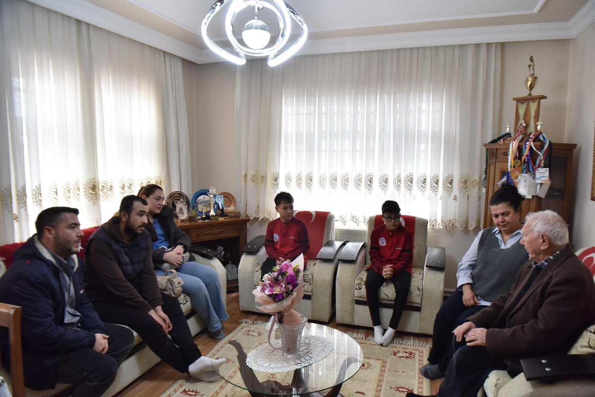 1-6_1199x800 Altıeylül'de Efsane Buluşma: Genç Sporcular Devlerle Bir Arada