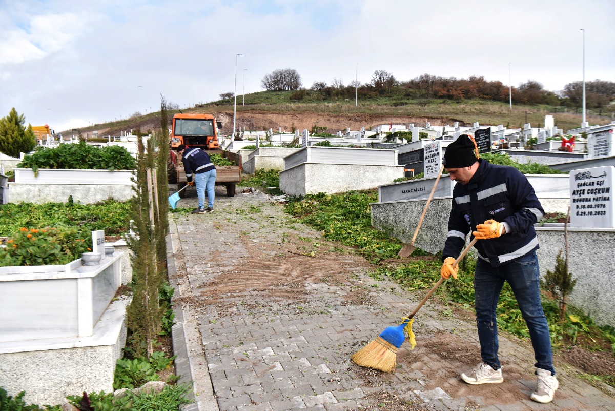 1-7-1 Altıeylül’de Mezarlıklarda Bayram Öncesi Temizlik Seferberliği