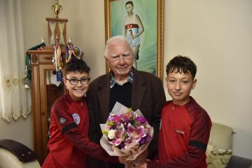 1-8_1199x800-360x240 Altıeylül'de Efsane Buluşma: Genç Sporcular Devlerle Bir Arada