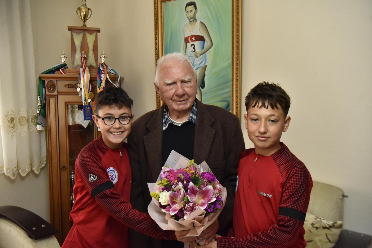 1-8_1199x800 Altıeylül'de Efsane Buluşma: Genç Sporcular Devlerle Bir Arada