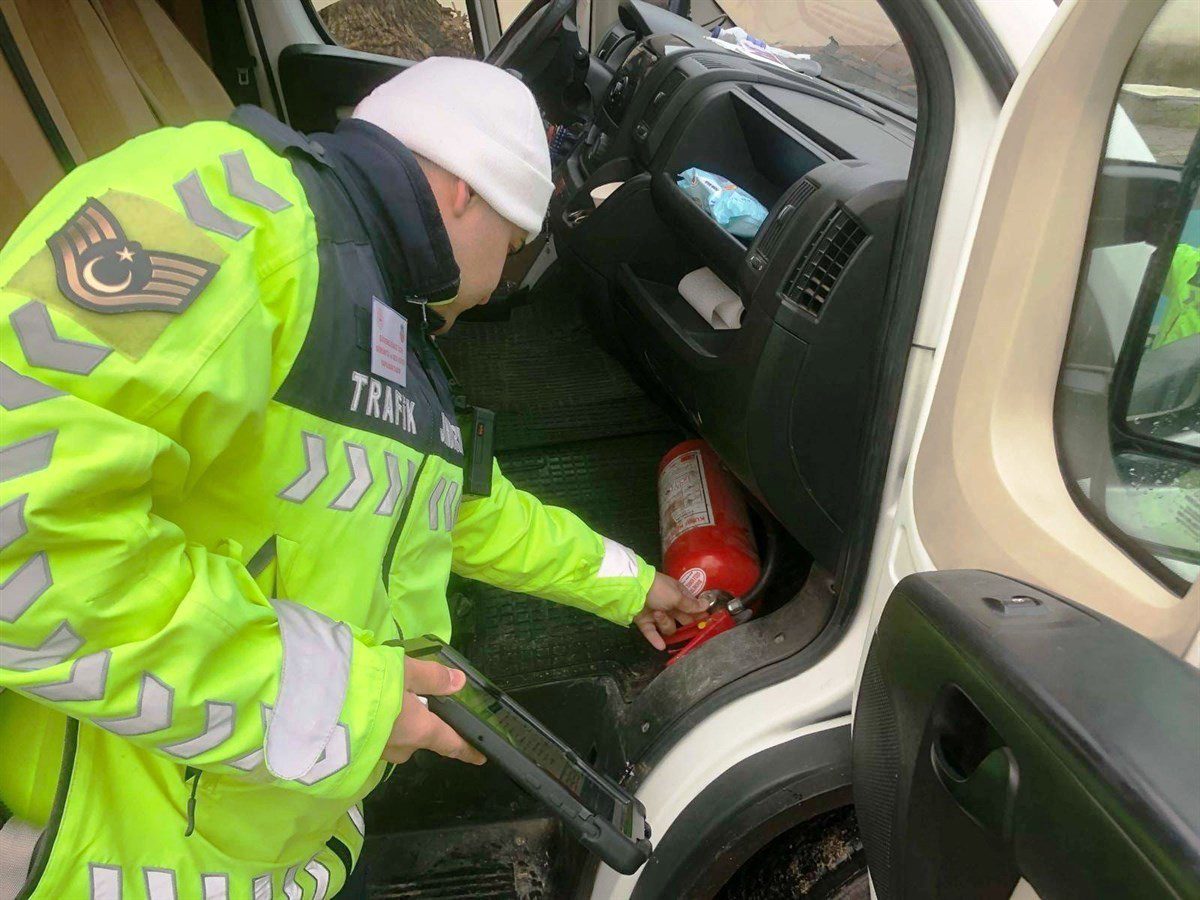 1 Balıkesir’de Okul Çevrelerinde Sıkı Denetim: Jandarma Çocuklar İçin Sahada