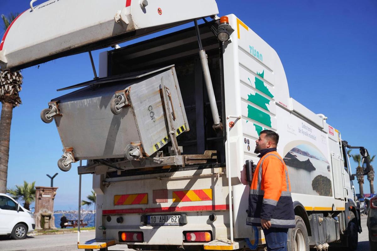 10-1 Ayvalık’ta Konteynerler Dezenfekte Ediliyor