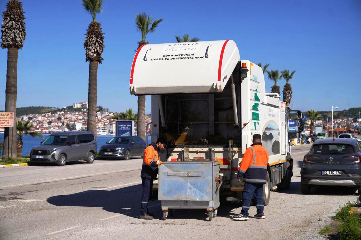 11-1 Ayvalık’ta Konteynerler Dezenfekte Ediliyor