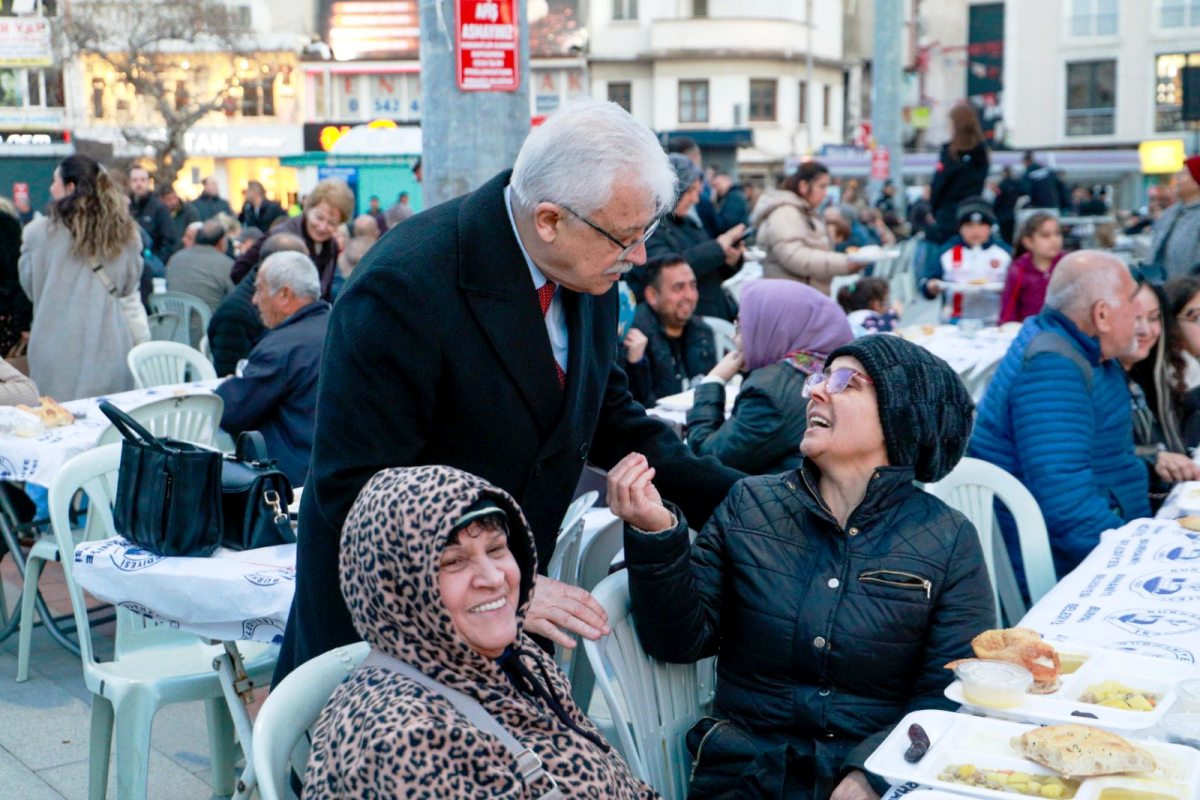 11-2 Burhaniye’de Kadir Gecesi’nde 4 Bin Kişilik İftar