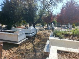 11-6-320x240 Ayvalık’ta Mezarlıklar Bayrama Hazırlandı