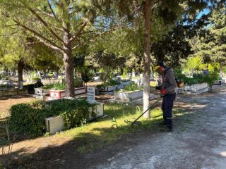 12-4-320x240 Ayvalık’ta Mezarlıklar Bayrama Hazırlandı