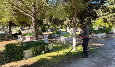 Ayvalık’ta Mezarlıklar Bayrama Hazırlandı