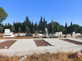 13-4-320x240 Ayvalık’ta Mezarlıklar Bayrama Hazırlandı