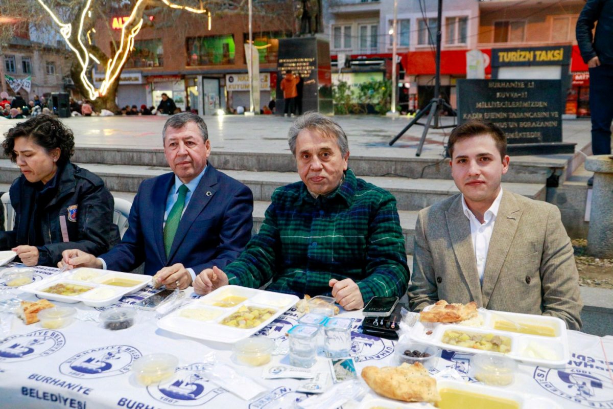 14 Burhaniye’de Kadir Gecesi’nde 4 Bin Kişilik İftar