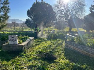 15-2-320x240 Ayvalık’ta Mezarlıklar Bayrama Hazırlandı