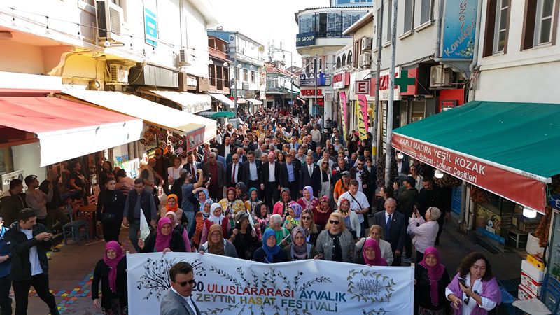 15-AYVALIK-ULUSLARARASI-ZEYTIN-HASAT-VE-TURIZM-FESTIVALI-BASLADI Ayvalık 2026 Etkinlik Takvimi Açıklandı