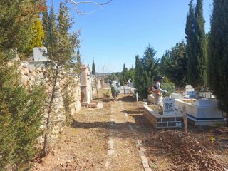 16-2-320x240 Ayvalık’ta Mezarlıklar Bayrama Hazırlandı