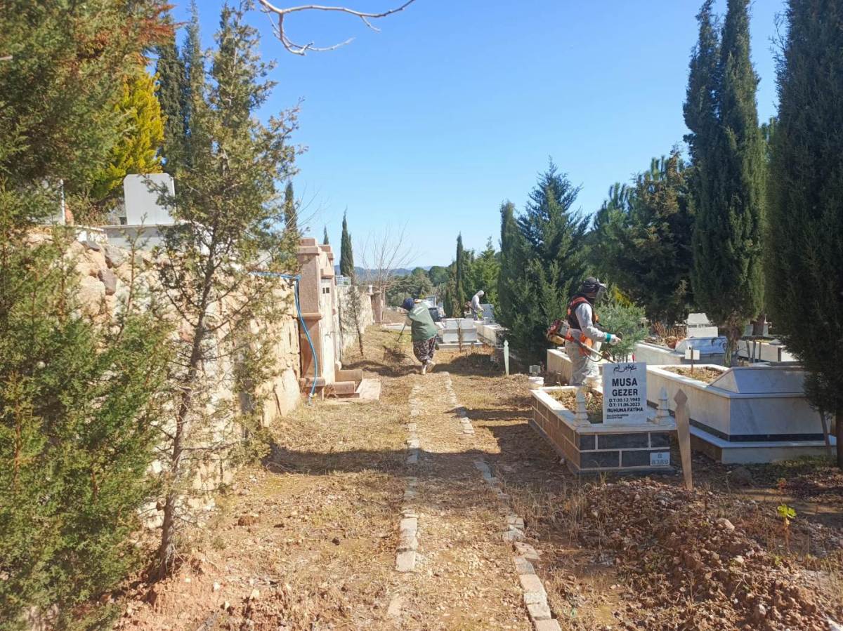 16-2 Ayvalık’ta Mezarlıklar Bayrama Hazırlandı