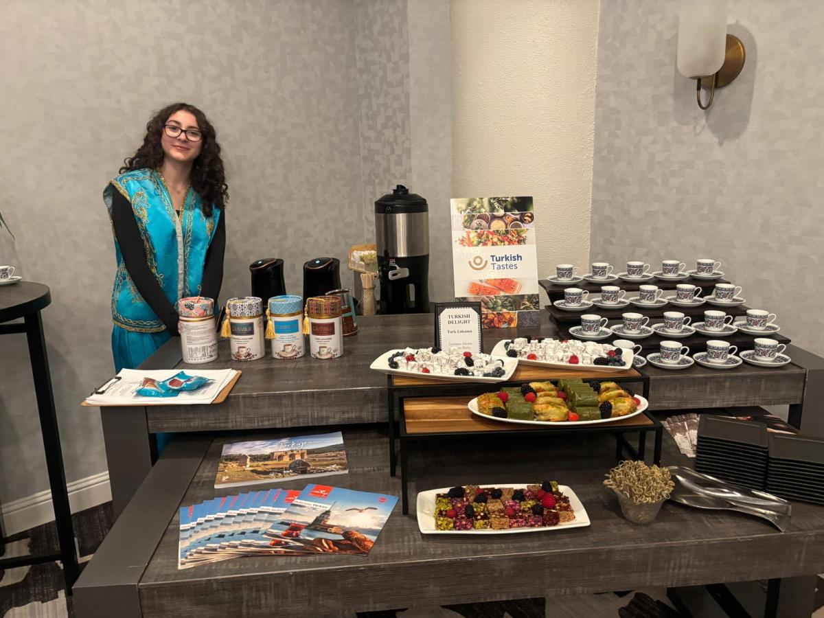 1772516472_WhatsApp_Image_2026_03_02_at_14.46.035 Türk Lezzetleri Dallas’ta Büyük İlgi Gördü