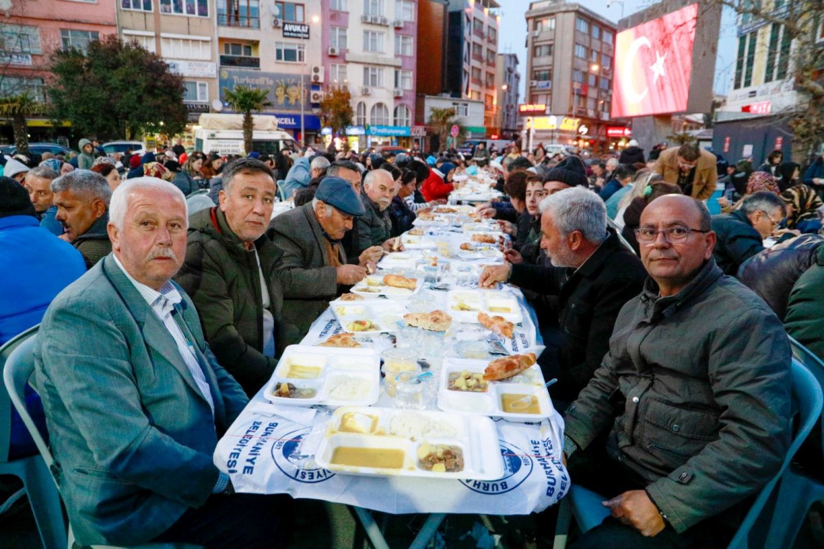 18 Burhaniye’de Kadir Gecesi’nde 4 Bin Kişilik İftar