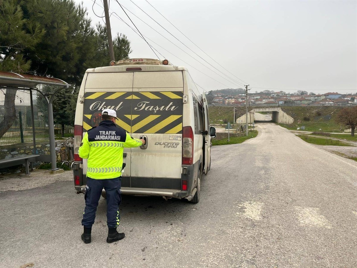 2-1 Balıkesir'de Okul Çevrelerine Jandarma Kalkanı! Tam Denetim