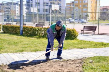 2-2-360x240 Burhaniye Belediyesi Park ve Yeşil Alanlarda Bahar Mesaisi