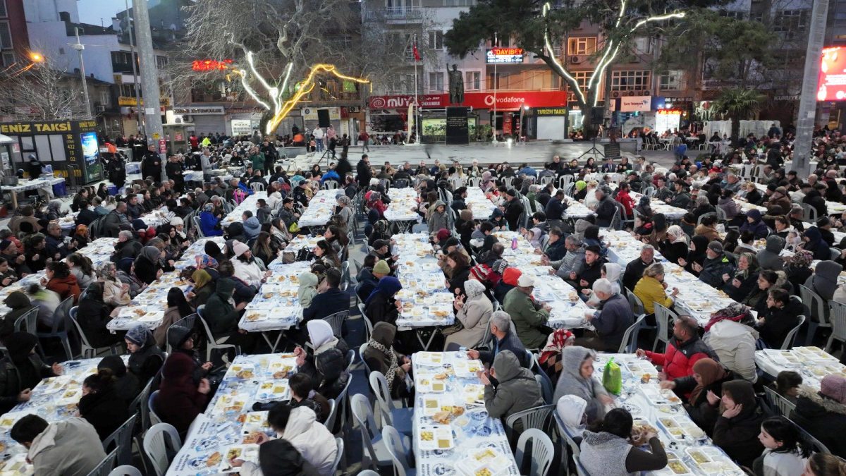 2-5 Burhaniye’de Kadir Gecesi’nde 4 Bin Kişilik İftar