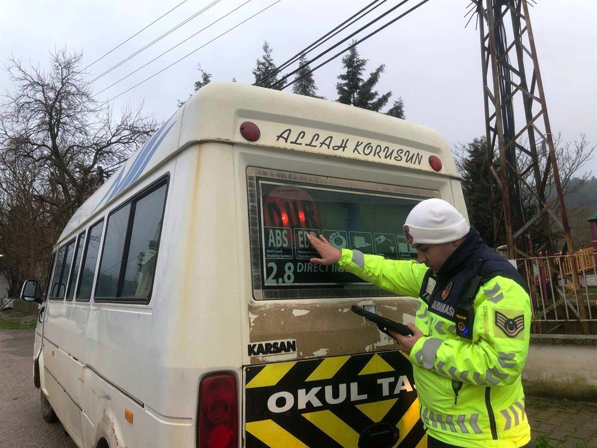 2 Balıkesir’de Okul Çevrelerinde Sıkı Denetim: Jandarma Çocuklar İçin Sahada