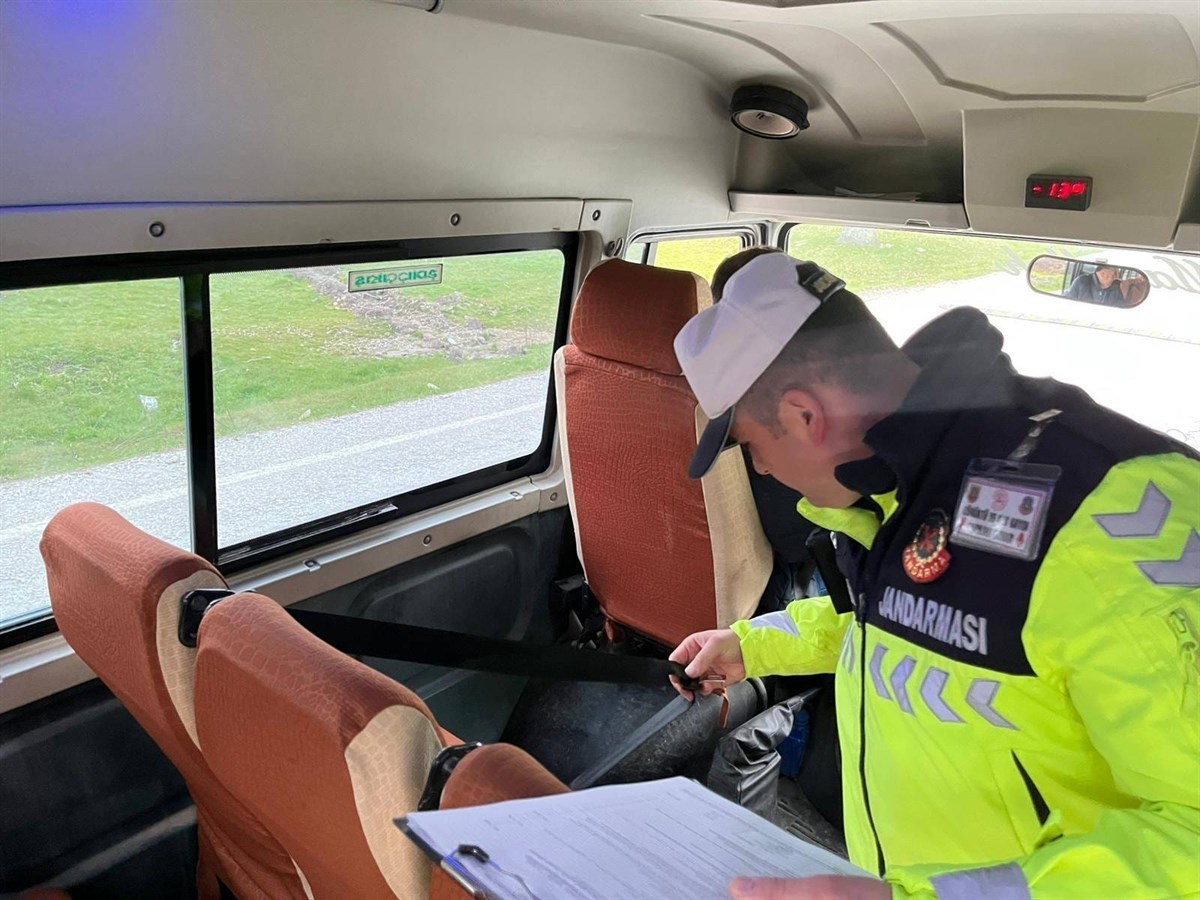 3-1 Balıkesir'de Okul Çevrelerine Jandarma Kalkanı! Tam Denetim