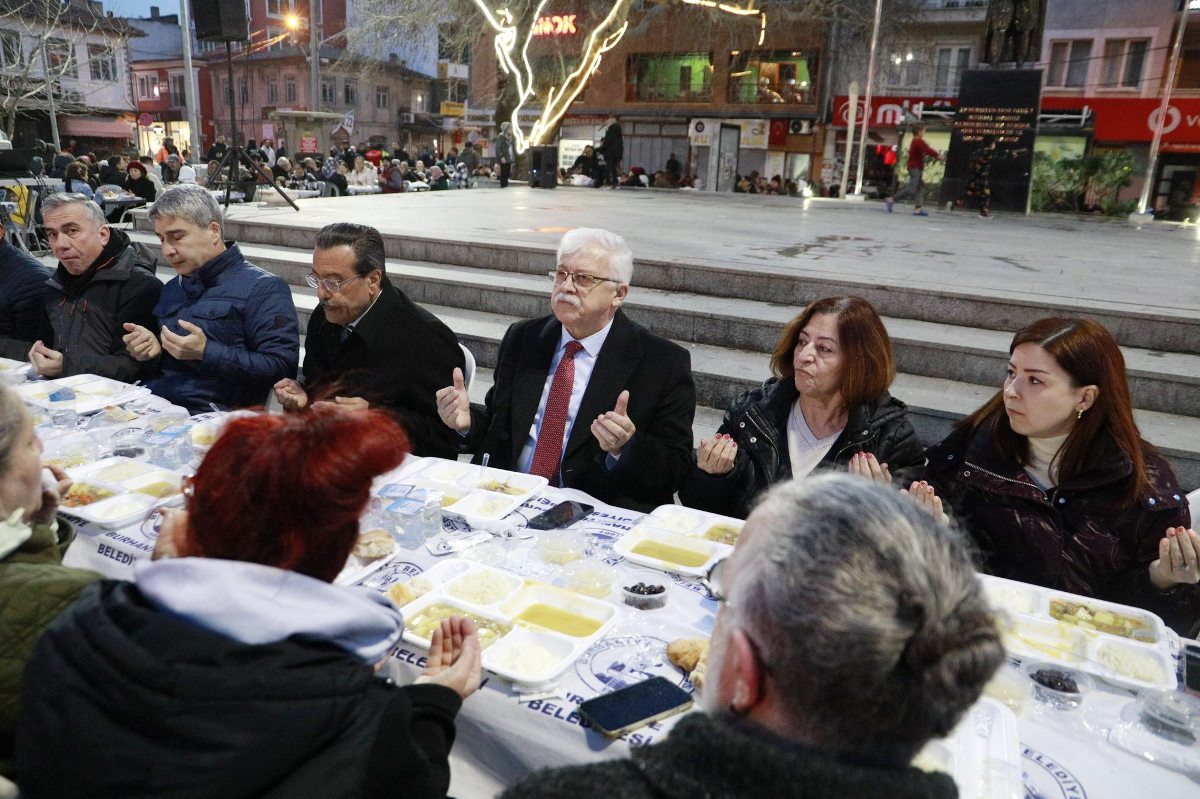 3-3 Burhaniye’de Kadir Gecesi’nde 4 Bin Kişilik İftar