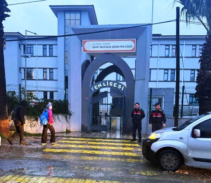 3 Balıkesir’de Okul Çevrelerinde Sıkı Denetim: Jandarma Çocuklar İçin Sahada