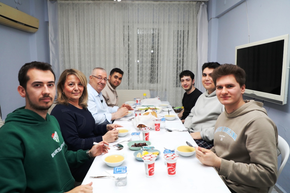 3S0A8524 Ertaş öğrencilerin evinde iftar yaptı: Sofrada sürpriz davet