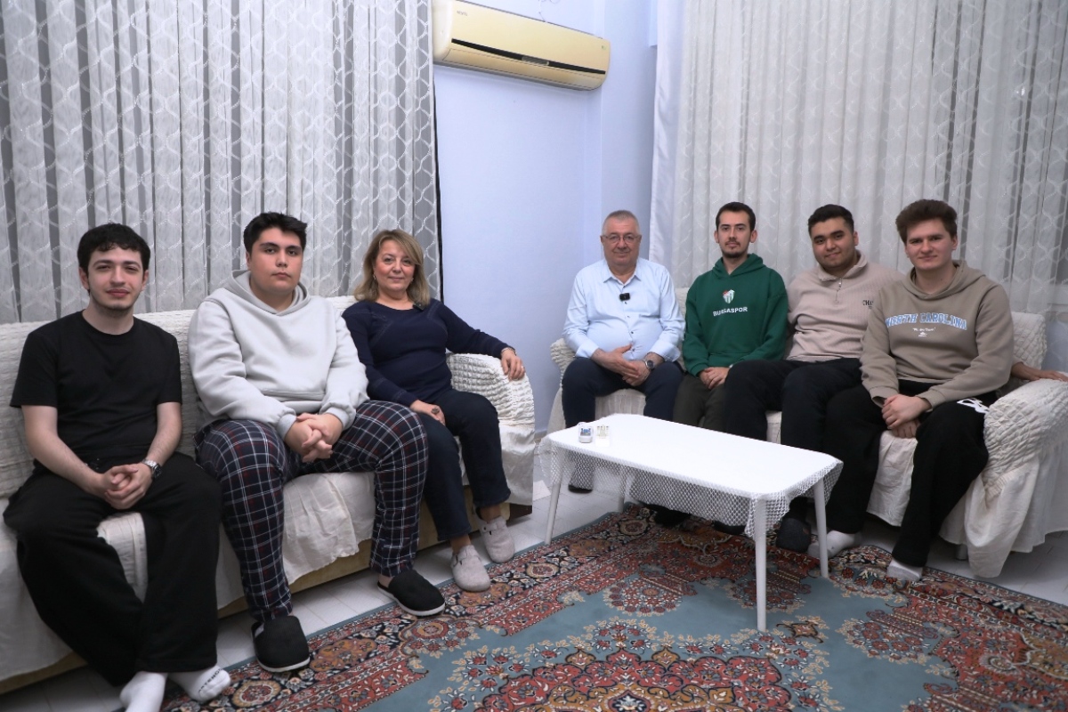 3S0A8540 Ertaş öğrencilerin evinde iftar yaptı: Sofrada sürpriz davet