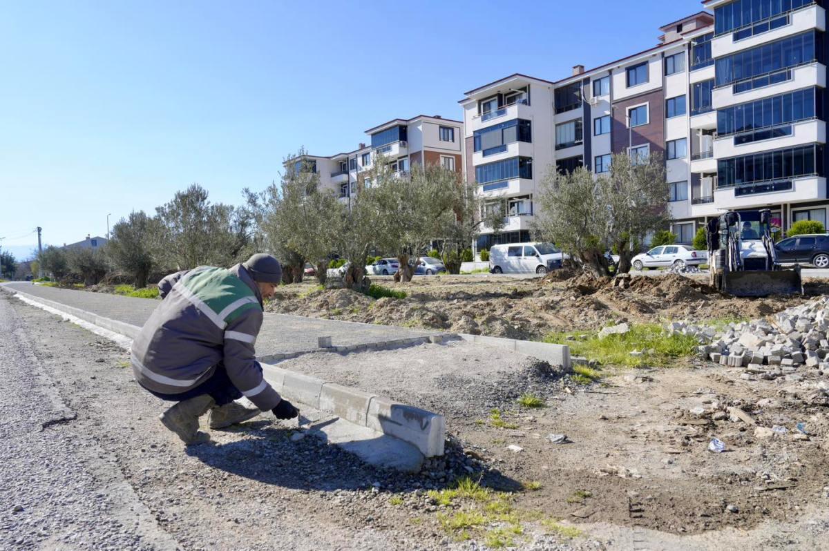 4-1 Burhaniye Belediyesi Park ve Yeşil Alanlarda Bahar Mesaisi